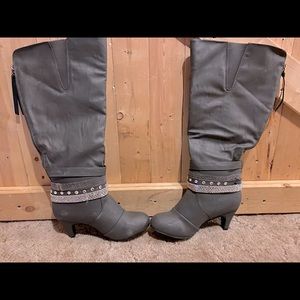 Beautiful detailed, grey, perfect condition. Size 8w and have an extra wide leg